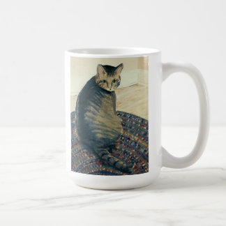Klassische Tabbykatze auf klassischer Tasse