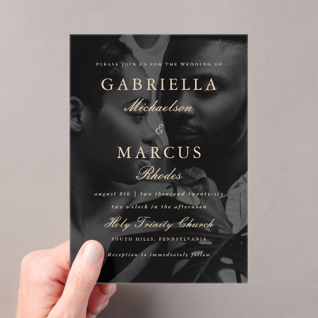 Klassische Typografie-Overlay-Foto Hochzeit Acryleinladungen (Insitu (Handheld))