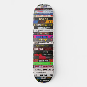 Klassische VHS-Tapes auf der Skateboard