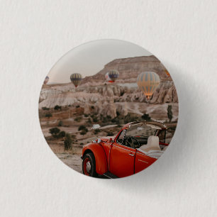 Klassische Vintage Red Car Watching Heißluftballon Button