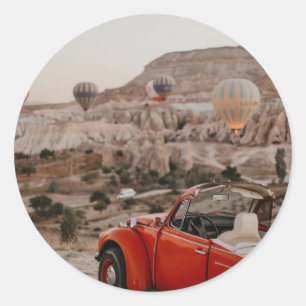 Klassische Vintage Red Car Watching Heißluftballon Runder Aufkleber