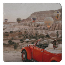 Klassische Vintage Red Car Watching Heißluftballon
