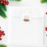 Klassische Weihnachtsblumenfeier Mongram Wedding Quadratischer Aufkleber<br><div class="desc">Das zeitlose und elegante und festliche Hochzeitsdesign mit klassisch handgezeichnet goldblühendem Wappen und einem farbenfrohen Spray aus rot-weißen Weihnachtsgebäck und Evergreens. Diese benutzerdefinierte Vorlage enthält bearbeitbare Textfelder.</div>