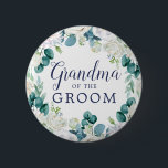 Klassische Weiße Blume Oma des Grooms Button<br><div class="desc">Die Oma der Bräutigubrücke ist in den klassischen weißen Blume für eine Hochzeitsdusche im Frühjahr geeignet. Das elegante Blumendesign besticht durch weiche Elfenbein- und Weißrosen,  Pfannkuchen und Chrysanthemum mit Touchs von periwinkelblauen Aquarellfarben und grünem Blattwerk.</div>
