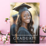 Klassischer Abschluss-Foto Fotoplatte<br><div class="desc">Abschluss-Foto-Plakette mit Ihrem Foto mit einem dünnen,  weißen Bogen-Overlay und der Text "graduate" in einem eleganten Schriftart mit Ihrem Jahr und Schulnamen unten.</div>
