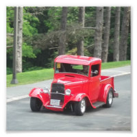 Klassischer alter LKW V8 mit rotem Lieferwagen