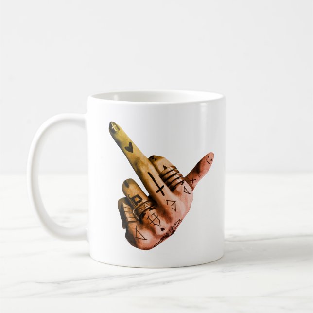 Klassischer Becher mit kräftiger tätowierter Hand Kaffeetasse (Links)