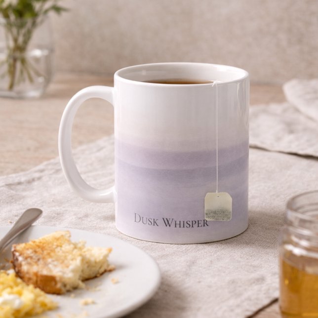 Klassischer Dusk Whisper Fade Becher, 330 ml Kaffeetasse (A soft dusk fade centers the design with refined serif Dusk Whisper text)