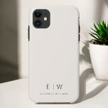 Klassischer Elegant-neutraler Minimalistischer Mon Case-Mate iPhone Hülle<br><div class="desc">Steigen Sie mit unserem klassischen Elegant Modern Minimalistisch Monogram Name iPhone Case auf. Dieses sorgfältig gestaltete Gehäuse verbindet zeitlose Eleganz mit zeitgemäßem Minimalismus. Er ist perfekt gestaltet und schützt nicht nur Ihr Gerät, sondern fügt auch eine Touch personalisierten Stils hinzu. Die Optionen für die Anpassung von Monogrammen und Namen machen...</div>
