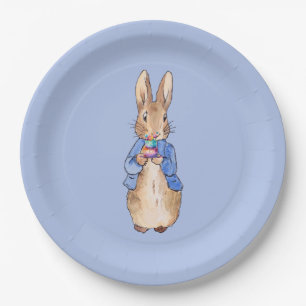 Klassischer Hase in Blau, der eine Geburtstagstort Pappteller