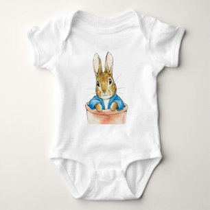 Klassischer Hase sitzt in einem Pflanzkübel Baby Strampler