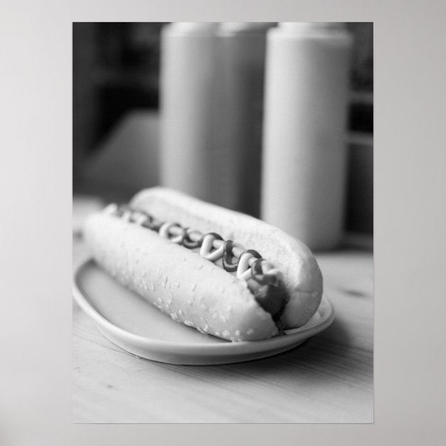 Klassischer Hot Dog mit Senf und Ketchup Poster (Vorne)