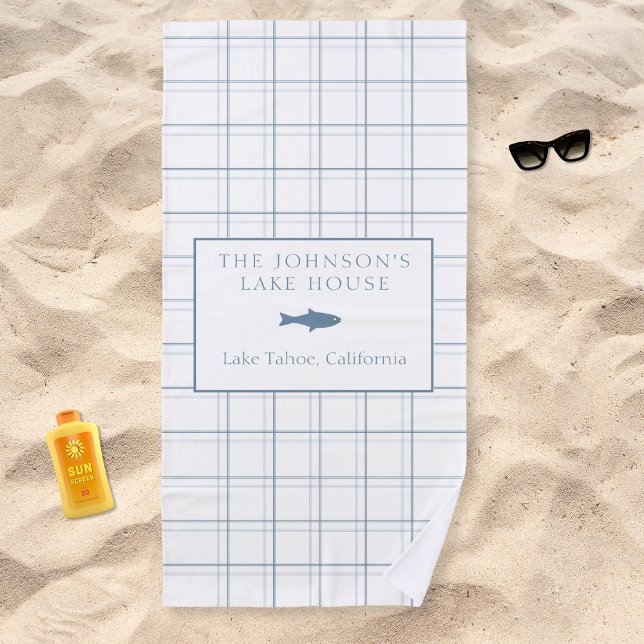 Klassischer, individualisierbarer Karierter Lake H Strandtuch (Relax at the lake with our personalized beach towel, perfect for a cozy day by the water.)