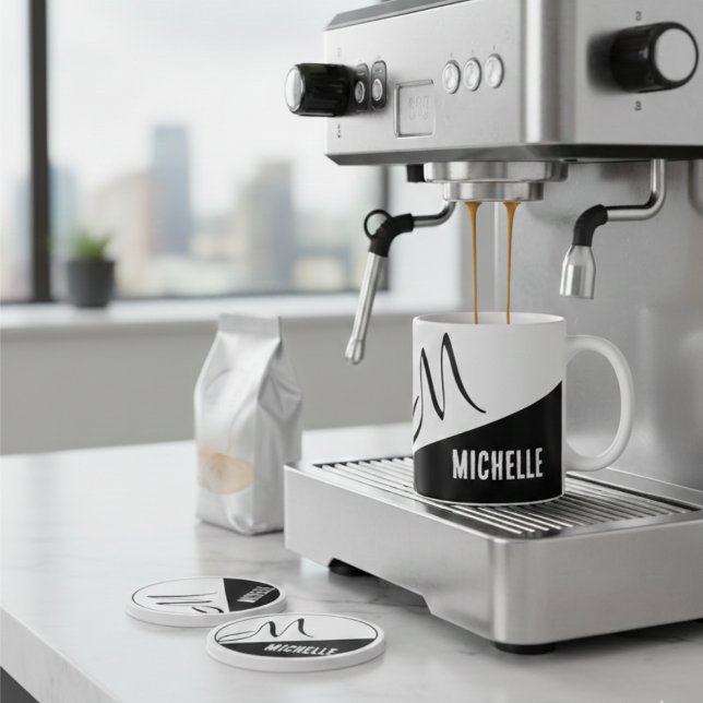 Klassischer Mit Monogramm Schwarz-Weiß-Farbblock Zweifarbige Tasse (Von Creator hochgeladen)