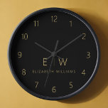 Klassischer Name der Minimalistischen Schwarz-Gold Uhr<br><div class="desc">Verbessern Sie Ihre Wohngestaltung mit unserer klassischen eleganten, modernen Minimalistischen Monogram Wall Clock. Dieses exquisite Uhrwerk verbindet zeitlose Eleganz mit zeitgenössischem Minimalismus und erhöht Ihren Lebensraum auf neue Niveaus der Eleganz. Die mit Präzision und Sorgfalt gestaltete Wanduhr ist mehr als nur ein funktionales Accessoire, sondern ein personalisiertes Kunstwerk. Das individuell...</div>