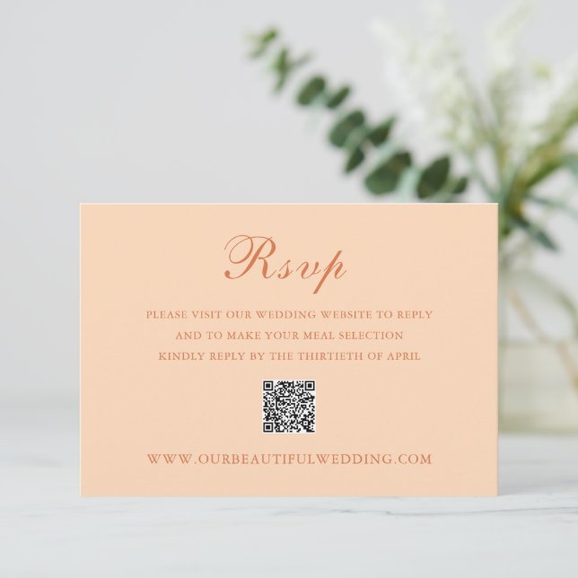 Klassischer Peach QR Code Elegante Hochzeit RSVP Karte (Stehend Vorderseite)