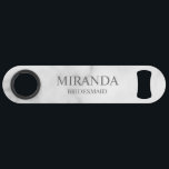 Klassischer Personalisierter Name der Bridesmaid Speed Flaschenöffner<br><div class="desc">Personalisierter Name von Bridesmaid Dieses Design zeichnet sich durch den Namen und den Titel der personalisierten Brautjungfrau im klassischen Serif-Schriftart-Stil auf weißem Marmorboden aus. Auch perfekt für die Trauzeugin, Mutter der Braut und mehr. Bitte beachten Sie: Die Marmordetails werden im Kunstwerk simuliert. Bei der Herstellung dieses Produktes wird kein Marmor...</div>