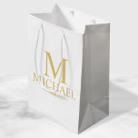 Klassischer Personalisierter Trauzeuge aus Weiß un Mittlere Geschenktüte<br><div class="desc">Klassische Personalisierte Trauzeuge Geschenke mit personalisiertem Monogramm,  Name und Titel des Trauzeugen im klassischen Schriftart-Stil. Auch perfekt für Trauzeuge,  Vater der Braut und mehr. Bitte beachten Sie: Die Details der Folie werden im Kunstwerk simuliert. Bei der Herstellung dieses Produktes wird keine Folie verwendet.</div>