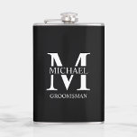 Klassischer Personalisierter Trauzeuge Flachmann<br><div class="desc">Klassische Geschenke für Personalisierte Trauzeuge mit dem Monogramm und dem Namen des personalisierten Trauzeugen,  mit dem Titel im klassischen,  weißen Serif-Schriftart auf schwarzem Hintergrund. Auch perfekt für Trauzeuge,  Vater der Braut und mehr.</div>
