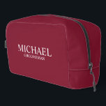 Klassischer Personalisierter Trauzeuge Waschbeutel<br><div class="desc">Klassische Geschenke für Personalisierten Trauzeuge mit dem Namen und dem Titel des personalisierten Trauzeugen im klassischen,  weißen Serifenstil auf bordeauxrotem Hintergrund. Auch perfekt für Trauzeuge,  Vater der Braut und mehr.</div>