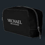 Klassischer Personalisierter Trauzeuge Waschbeutel<br><div class="desc">Klassische Geschenke für Personalisierten Trauzeuge mit dem Namen und dem Titel des personalisierten Trauzeugen in der klassischen Serifenweise auf schwarzem Hintergrund. Auch perfekt für Trauzeuge,  Vater der Braut und mehr.</div>