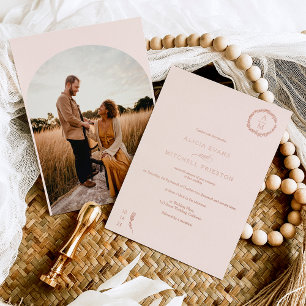 Klassischer Rosa-Monogramm-Hochzeitsbogen Folieneinladung