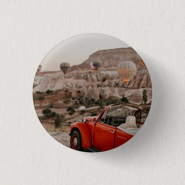 Klassischer roter Oldtimer beim Beobachten von Hei Button (Vorderseite)