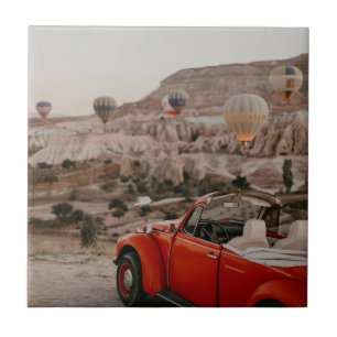 Klassischer roter Oldtimer beim Beobachten von Hei Fliese