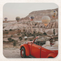 Klassischer roter Oldtimer beim Beobachten von Hei
