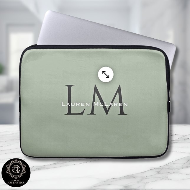Klassischer Salbeigrüner Monogramm-Tech-Stil  Laptopschutzhülle (Classic Sage Green Monogram Tech Style Laptop Sleeve)