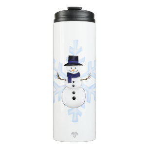 Klassischer Schneemann mit blauem Schal und blauen Thermosbecher