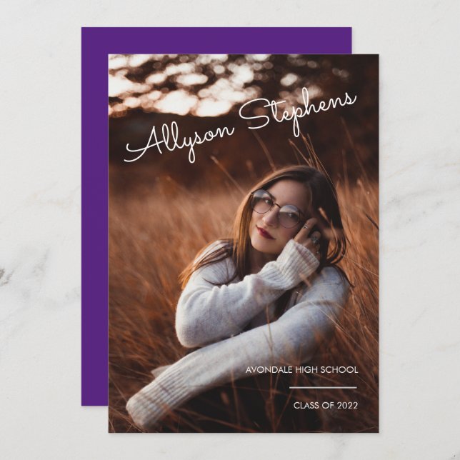 Klassischer Script White Text Foto Lila Abschluss Ankündigung (Vorne/Hinten)