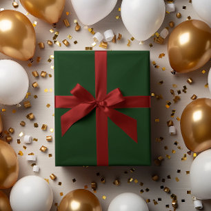 Klassischer Stapel: Papierrolle für dunkles grünes Geschenkpapier