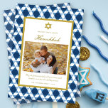 Klassischer Star von David Muster Rahmen Hanukkah  Feiertagskarte<br><div class="desc">Ein moderner dunkelblauer Stern mit einem geometrischen Muster umrahmt dieses Foto zeitgenössischer Hanukkah-Urlaubskarte. Ein einfacher goldener Stern des david Symbols sitzt über festlichen Grüße in klassischer Schrift in einem inneren, dünnen goldenen Rahmen auf weißem Hintergrund. Die Rückseite der Karte weist das gleiche geometrische Muster auf wie die Vorderseite. Entworfen /...</div>