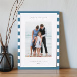 Klassischer Streifen | Vertikales Foto Hanukkah Si Folien Feiertagskarte<br><div class="desc">Mit diesen Hanukkah Fotokarten teilen Sie Ihre Urlaubsgrüße mit Ihrem Lieblings-Foto-Set auf dem Hintergrund der farbenfrohen und weißen Streifen mit luxuriösen Silberfolien-Zierleisten. Ein editierbarer Nachrichtenbereich lasse Ihnen,  Ihre Chanukah oder Ihren Feiertagsgruß anzupassen. Fügen Sie Ihren Familiennamen oder Ihre Namen zusammen mit dem Jahr hinzu.</div>