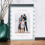 Klassischer Streifen | Vertikales Foto Hanukkah Si Folien Feiertagskarte<br><div class="desc">Teilen Sie mit diesen Hanukkah Fotokarten Urlaubsgrüße mit Ihrem Lieblings-Foto-Set auf einem Hintergrund von blassem Aqua und weißen Streifen mit luxuriösen Silberfolien-Trimm. Ein editierbarer Nachrichtenbereich lasse Ihnen,  Ihre Chanukah oder Ihren Feiertagsgruß anzupassen. Fügen Sie Ihren Familiennamen oder Ihre Namen zusammen mit dem Jahr hinzu.</div>