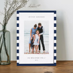Klassischer Streifen | Vertikales Foto Hanukkah Si Folien Feiertagskarte<br><div class="desc">Mit diesen Hanukkah Fotokarten teilen Sie Ihre Urlaubsgrüße mit Ihrem Lieblings-Foto-Set auf einem Hintergrund von hellblauen und weißen Streifen mit luxuriöser Silberfolie. Ein editierbarer Nachrichtenbereich lasse Ihnen,  Ihre Chanukah oder Ihren Feiertagsgruß anzupassen. Fügen Sie Ihren Familiennamen oder Ihre Namen zusammen mit dem Jahr hinzu.</div>