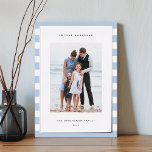 Klassischer Streifen | Vertikales Foto Hanukkah Si Folien Feiertagskarte<br><div class="desc">Mit diesen Hanukkah Fotokarten teilen Sie Ihre Urlaubsgrüße mit Ihrem Lieblings-Foto-Set auf einem Hintergrund von blassblauen und weißen Streifen mit luxuriöser Silberfolie. Ein editierbarer Nachrichtenbereich lasse Ihnen,  Ihre Chanukah oder Ihren Feiertagsgruß anzupassen. Fügen Sie Ihren Familiennamen oder Ihre Namen zusammen mit dem Jahr hinzu.</div>