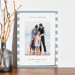 Klassischer Streifen | Vertikales Foto Hanukkah Si Folien Feiertagskarte<br><div class="desc">Mit diesen Hanukkah Fotokarten teilen Sie Ihre Urlaubsgrüße mit Ihrem Lieblings-Foto-Set auf einem Hintergrund von blassblauen und weißen Streifen mit luxuriöser Silberfolie. Ein editierbarer Nachrichtenbereich lasse Ihnen,  Ihre Chanukah oder Ihren Feiertagsgruß anzupassen. Fügen Sie Ihren Familiennamen oder Ihre Namen zusammen mit dem Jahr hinzu.</div>