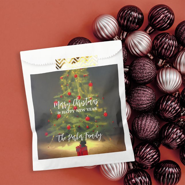 Klassischer Weihnachtsbaum mit roten Ballen auf du Geschenktütchen (Von Creator hochgeladen)