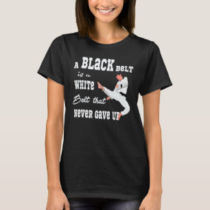 Klassischerweise ist ein schwarzer Gürtel ein weiß T-Shirt