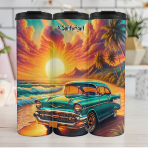 Klassisches Auto an einem tropischen Sonnenunterga Thermosbecher