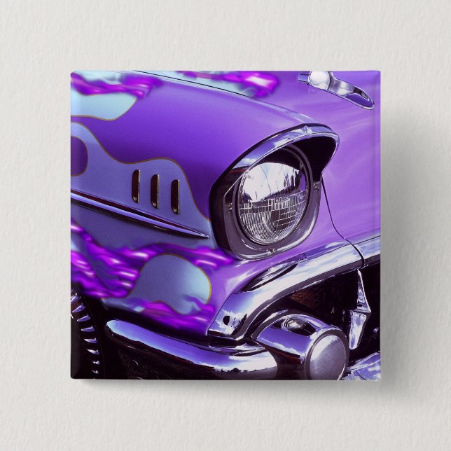 Klassisches Auto: Chevrolet mit lodernder Haube Button (Vorderseite)
