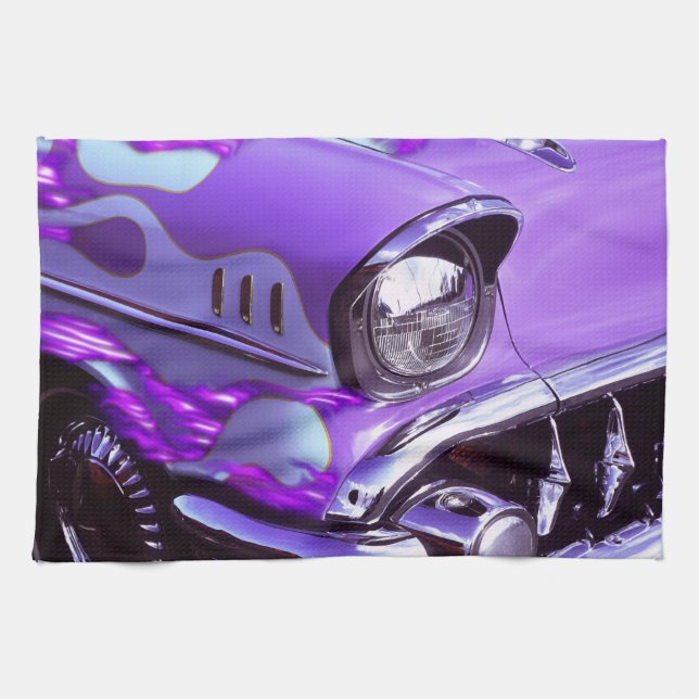 Klassisches Auto: Chevrolet mit lodernder Haube Handtuch (Horizontal)