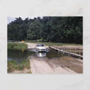 Klassisches Auto fährt durch Wasser in einem Park Postkarte