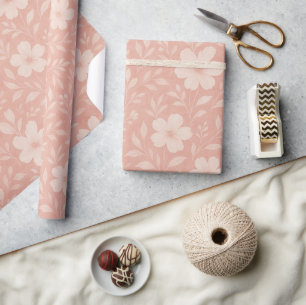 Klassisches Blatt-Blumenkunstmuster auf rosa Blush Geschenkpapier