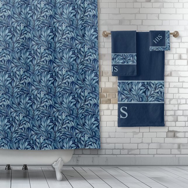 Klassisches botanisches Großmuster Badhandtuch Set (Classic Blue Botanical Pattern shower curtain and towel set.)