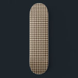 Klassisches braunes Elfenbeinpepita-Hahnentrittmus Skateboard<br><div class="desc">Evergreen elegante und klassische Stoffmuster mit Pepita/Hahnentrittmuster-Muster in Braun- und Elfenbeinfarbkombination. Pepita-Hahnentrittmuster-Skateboard</div>