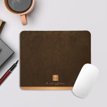 Klassisches braunes Ledergold mit Monogramm Mousepad<br><div class="desc">Luxuriös aussehendes Büro oder mit Monogramm Mauspad mit einem Imitat Kupfer Metal Gold Glitzer Quadrat mit Ihren Monogramm Namen Initialen und einem glitzernden Streifen über einem stilvollen dunkelbraunen Imitat Leder Hintergrund. Geeignet für kleine Unternehmen, Firmenfachleute oder selbstständige Geschäftsleute, Stylist- und Markenfachleute, Makeup-Künstler oder Schönheitssalons, Boutique- oder Ladenmanager. Bitte beachten Sie,...</div>