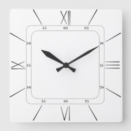 klassisches Design der Wanduhr im Wohnzimmer